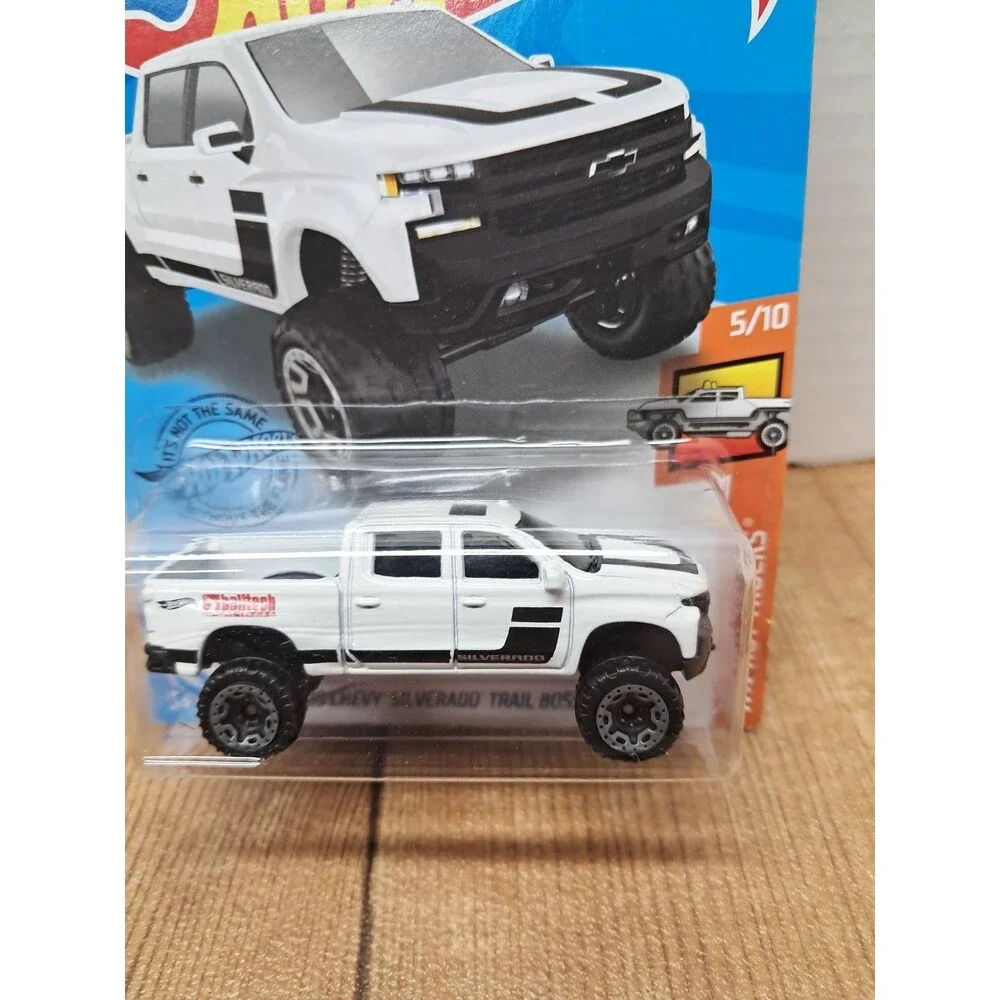 Hot Wheels Hot Trucks Series '19 Chevy Silverado Trail Boss LT 151/250 White